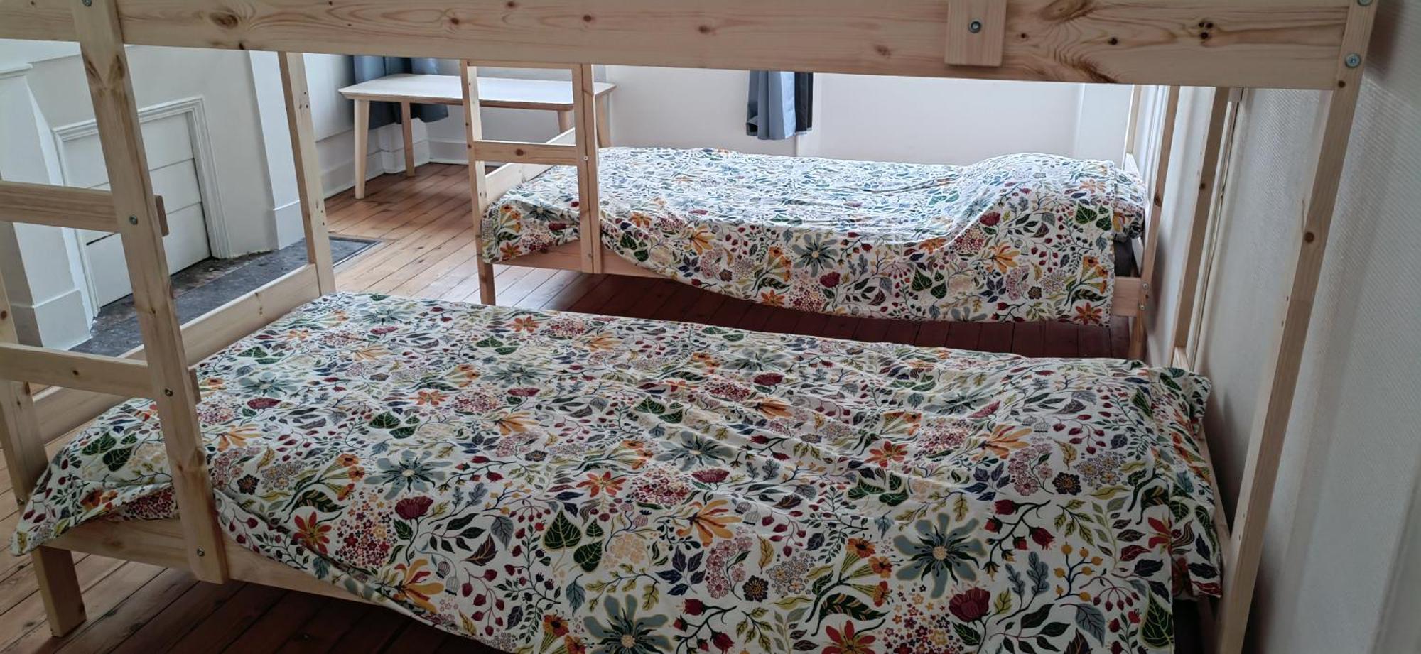 Bed In 6-Bed Mixed Dormitory Le Jardin Cafe Burdeos Exterior foto
